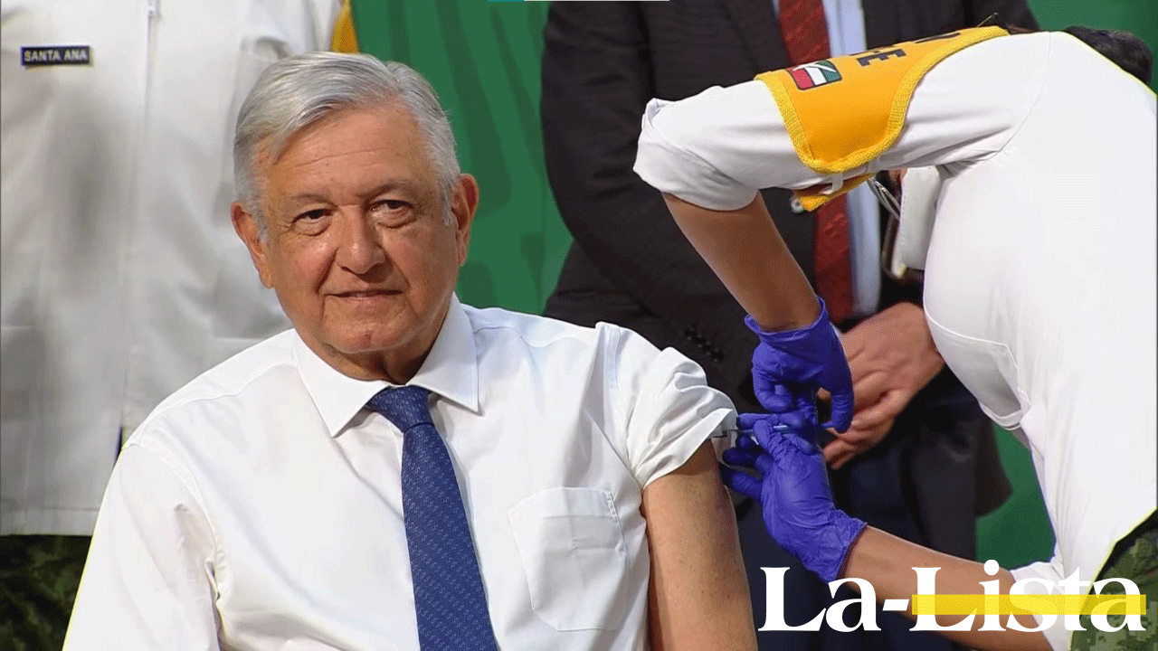 AMLO recibe la vacuna anti-covid en Palacio Nacional