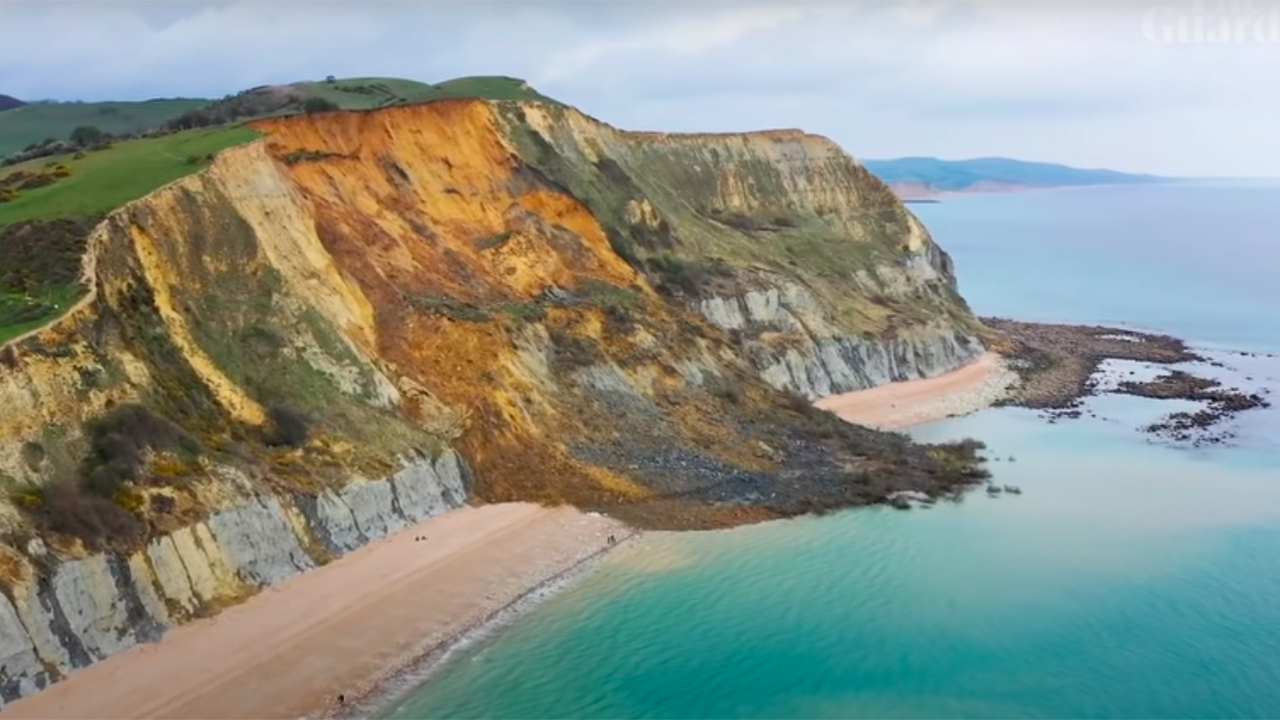 El acantilado en Jurassic Coast: El mayor desprendimiento de rocas del Reino Unido en 60 años