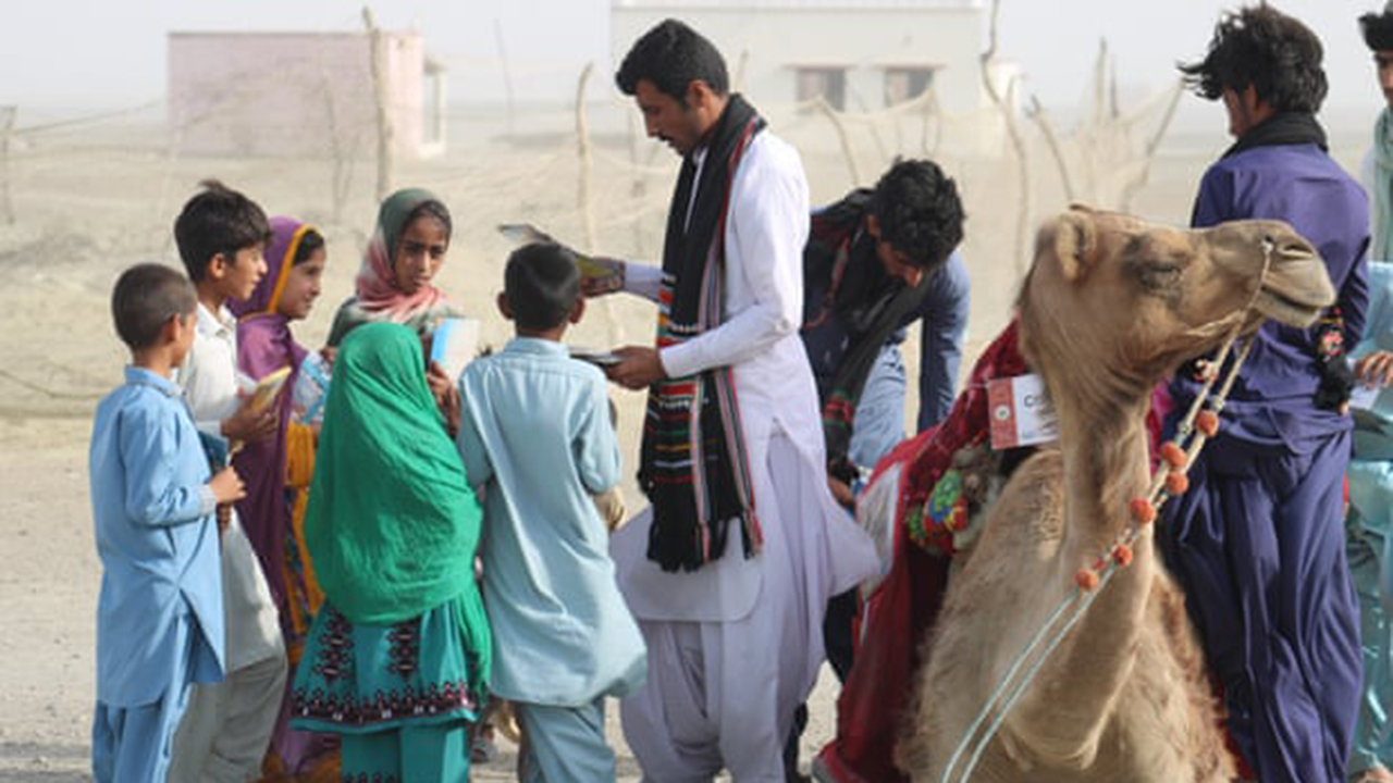 Bibliotecas en camellos llevan libros a los niños más pobres de Pakistán