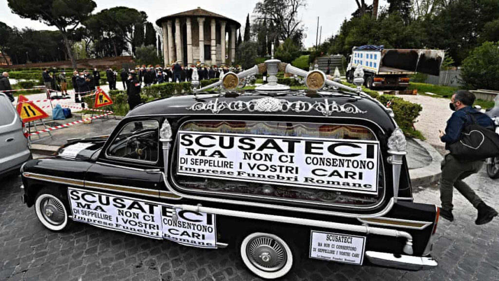 ‘El Covid sólo es una excusa’: el escándalo de los cementerios saturados de Roma