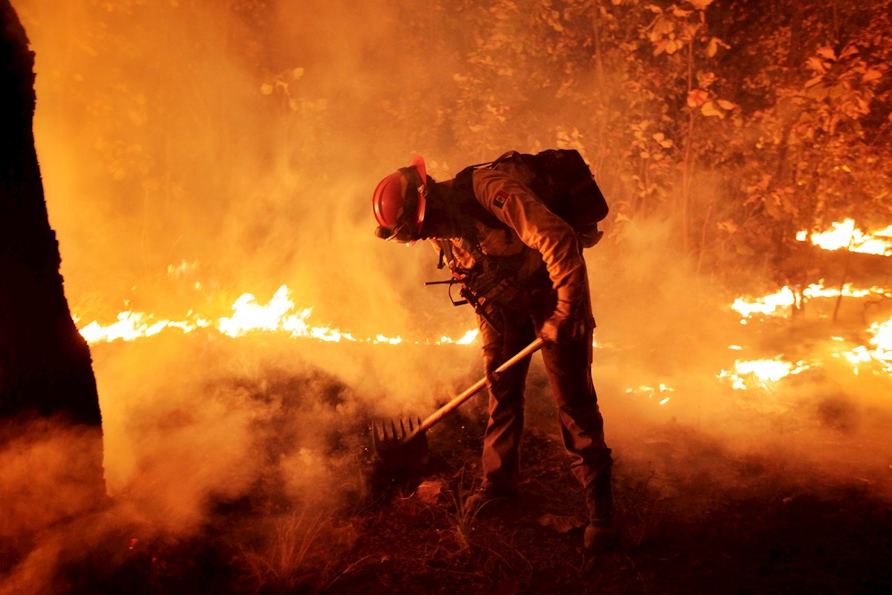 Más de 50 incendios afectan a la mitad del país