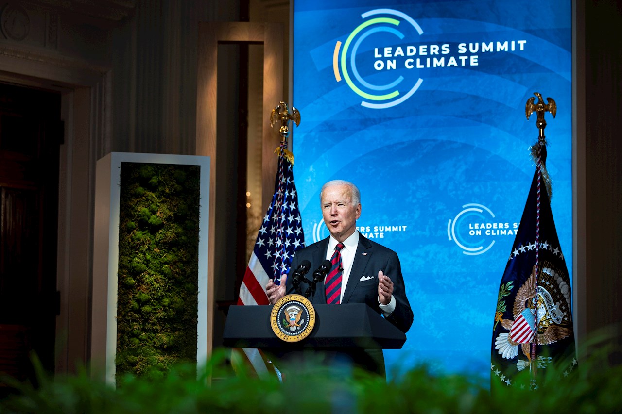 Biden anuncia plan de EU para reducir a la mitad las emisiones de carbono para 2030