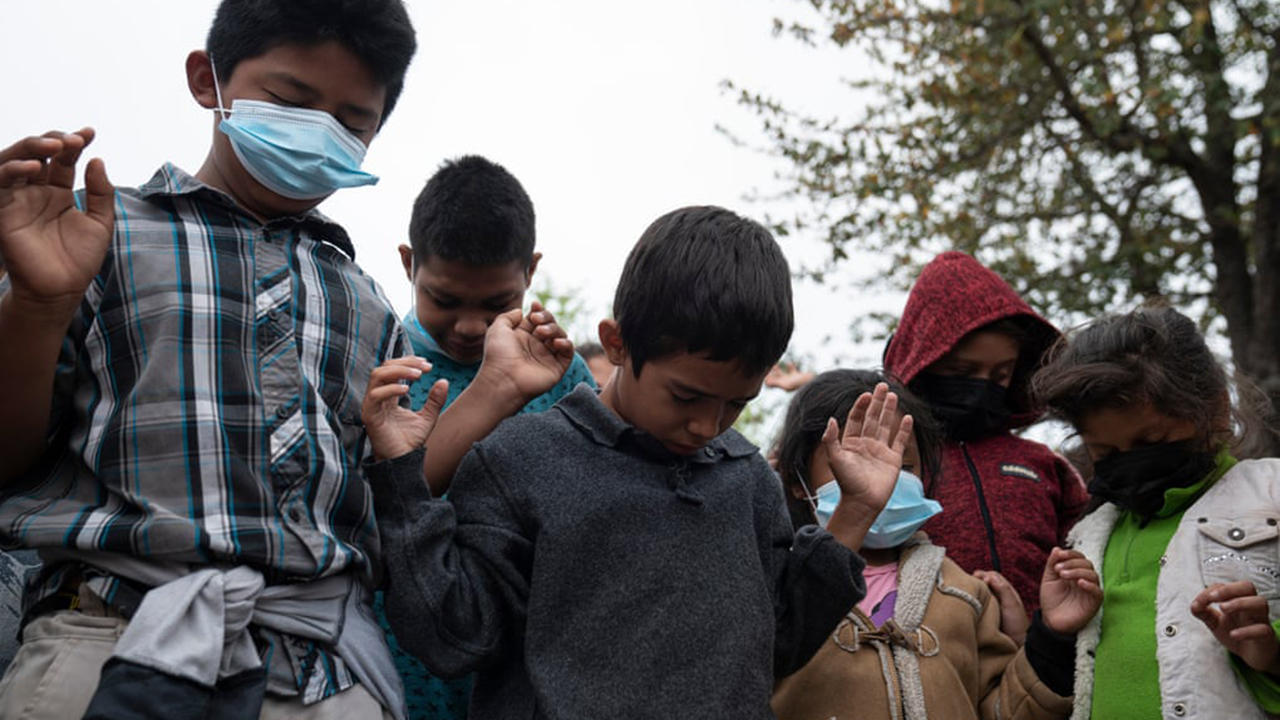 Políticas de la era Trump fuerzan a familias a tomar decisiones de vida en la frontera