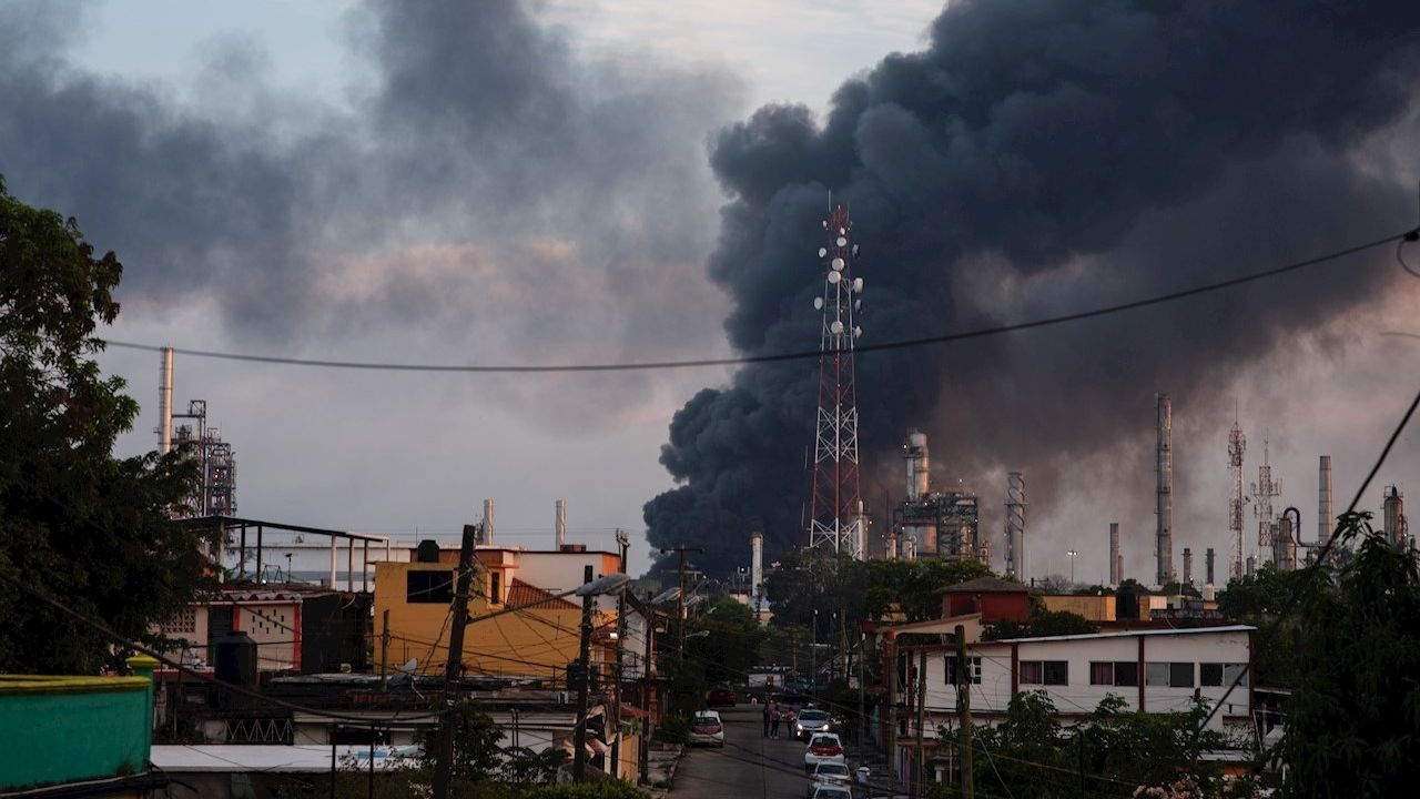 Controlan incendio en refinería de Pemex en Veracruz; confirman 6 personas heridas