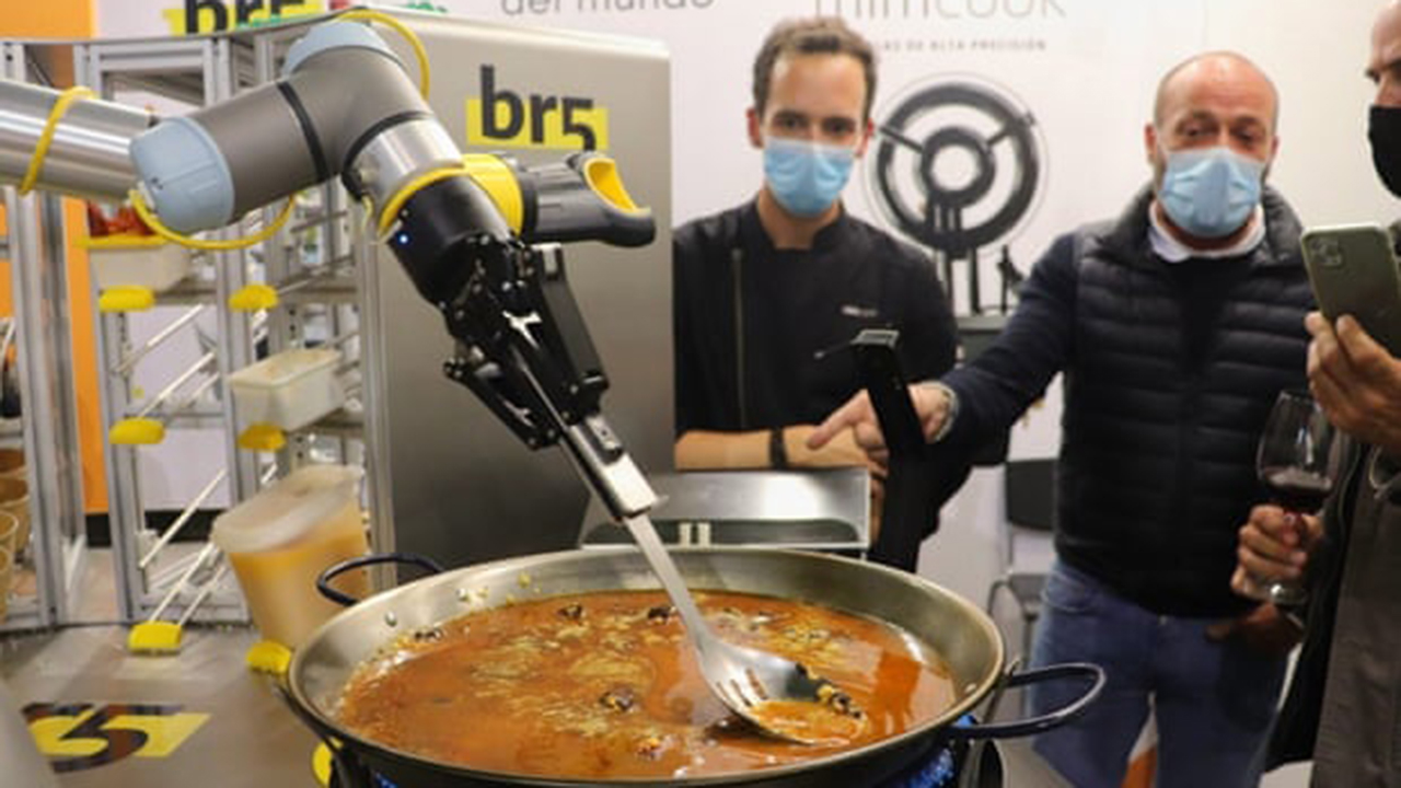 Un robot que cocina paella provoca un gran jaleo en España
