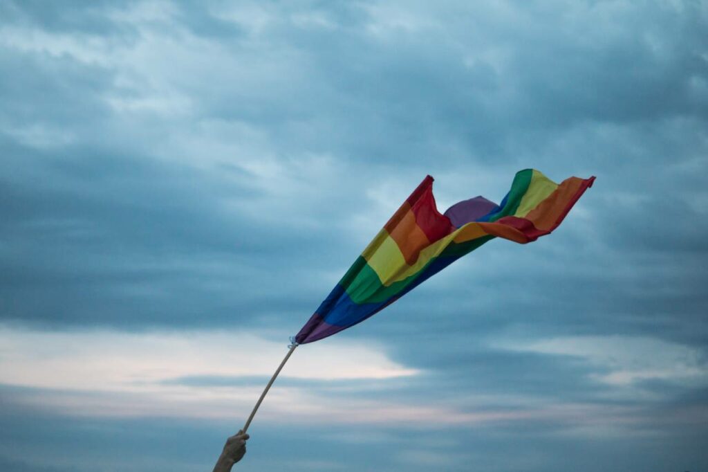 Y, a todo esto, ¿cuál es el origen de la bandera del arcoíris de la comunidad LGTBQ+?