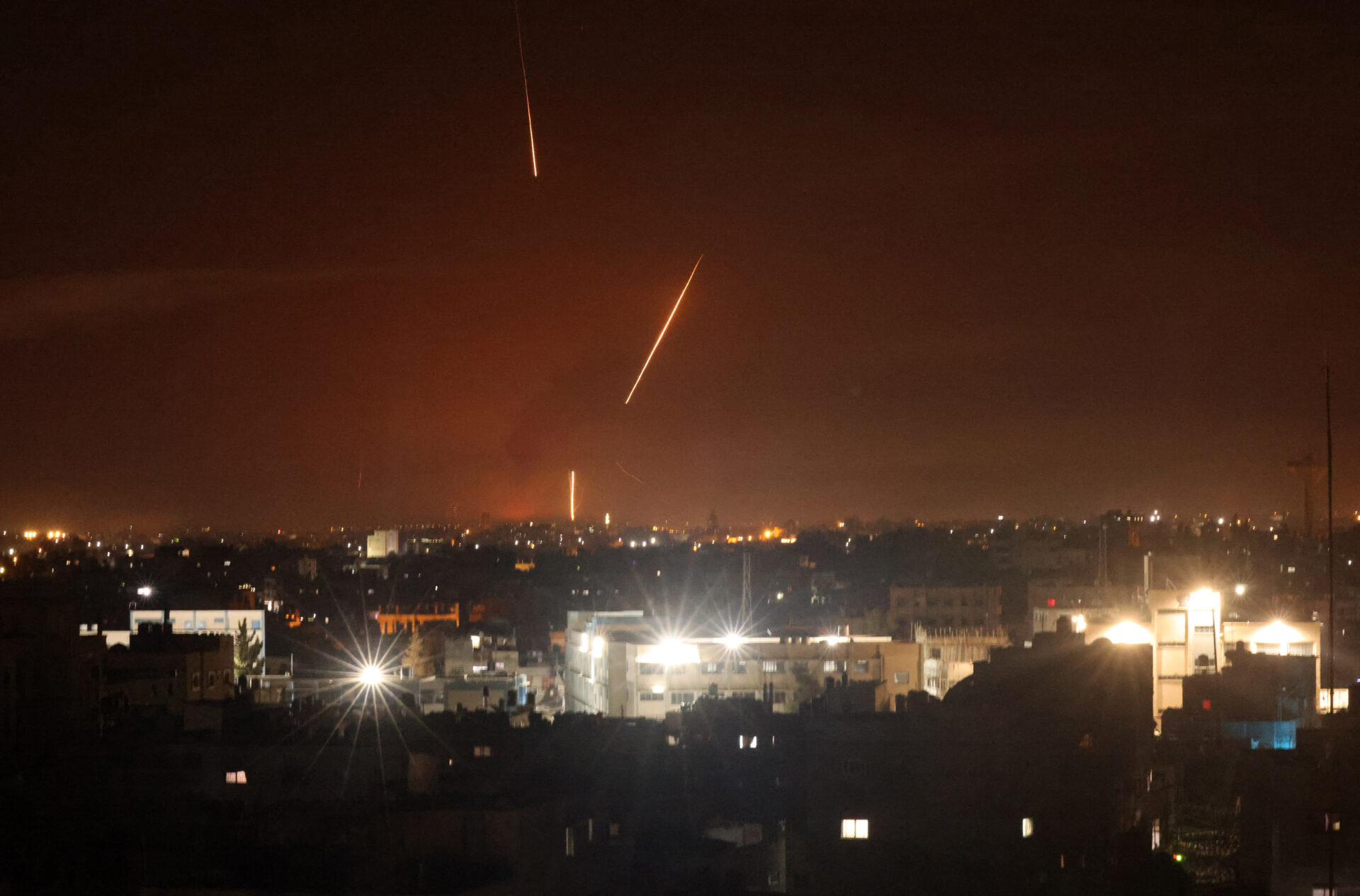 Escalada en Israel y Gaza deja más de 30 muertos y desata lluvia de cohetes contra Tel Aviv