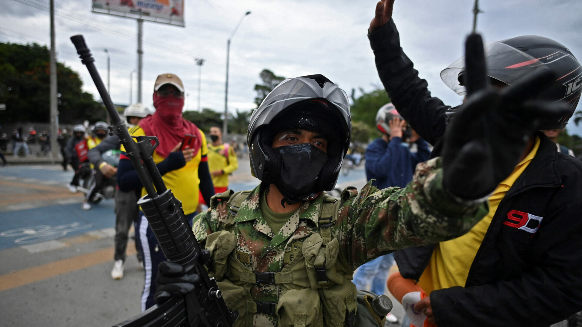 Suman al menos 13 muertos tras la jornada de protestas en Colombia