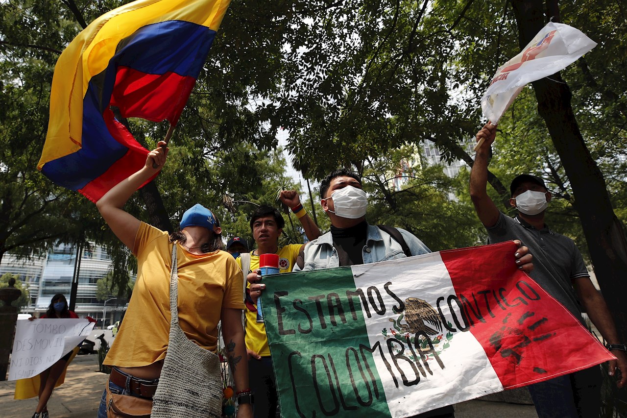 Fotos: Protestan frente a la Embajada de Colombia en México contra la represión