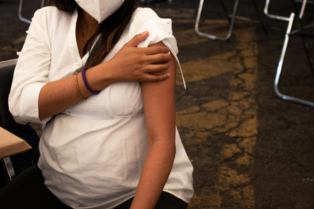 ¿Por qué vacunarse contra el covid-19 en el embarazo podría salvar vidas?