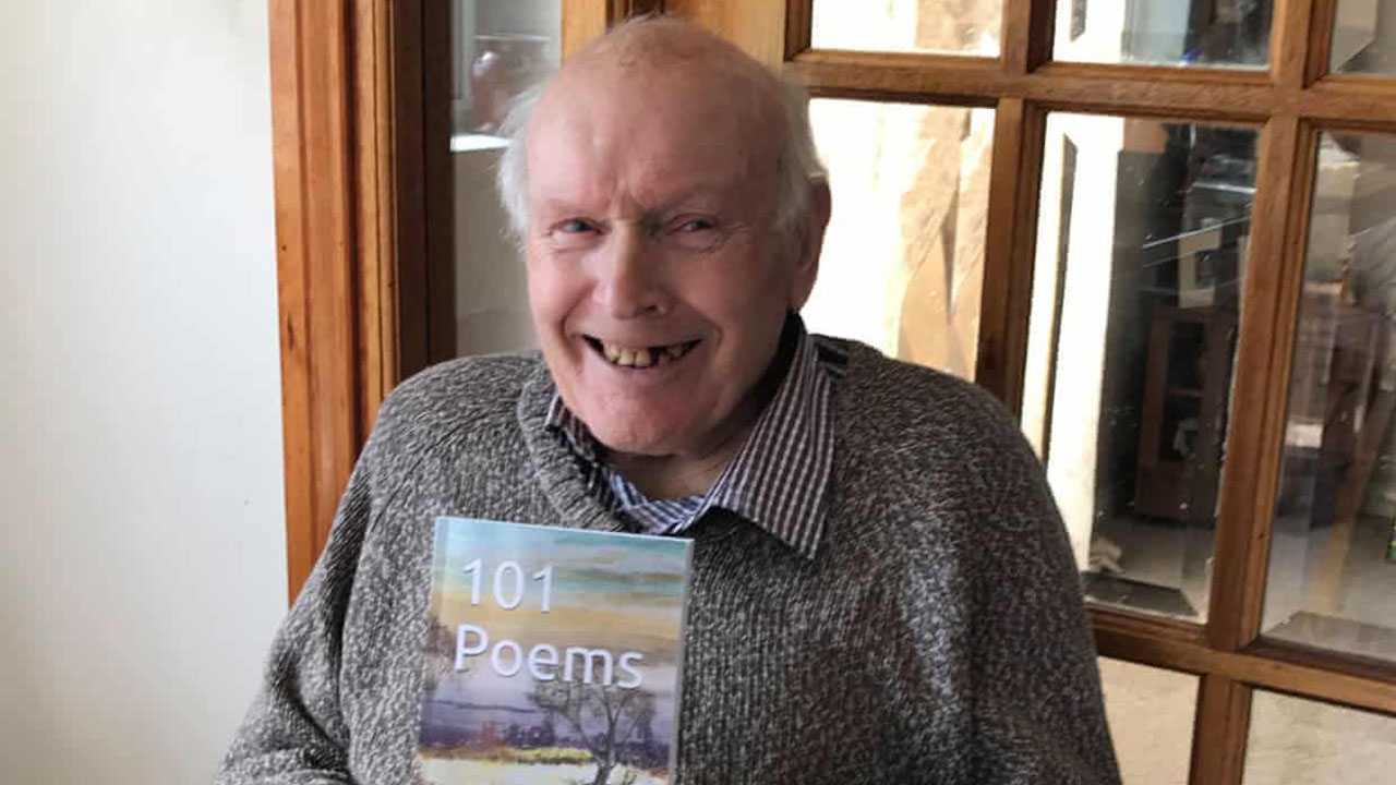 ‘Tiene un pequeño salto en su andar’: este abuelo de 92 años se convierte en el poeta más vendido