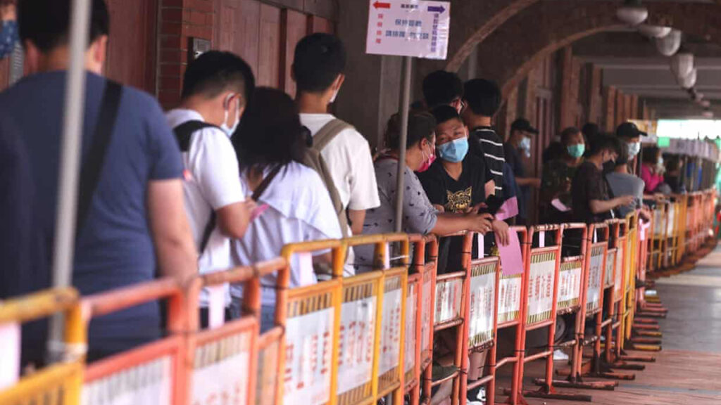 Taiwán incrementó el nivel de alerta nacional  por Covid-19 tras el aumento de las infecciones