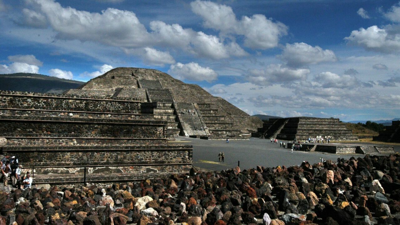 INAH prohíbe subir a las pirámides de Teotihuacán por el equinoccio de primavera
