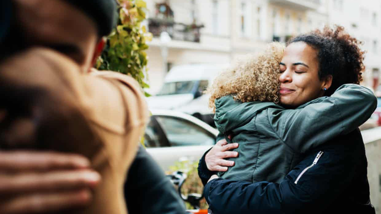 Los insumisos del abrazo: la gente que no acepta la pérdida del espacio personal