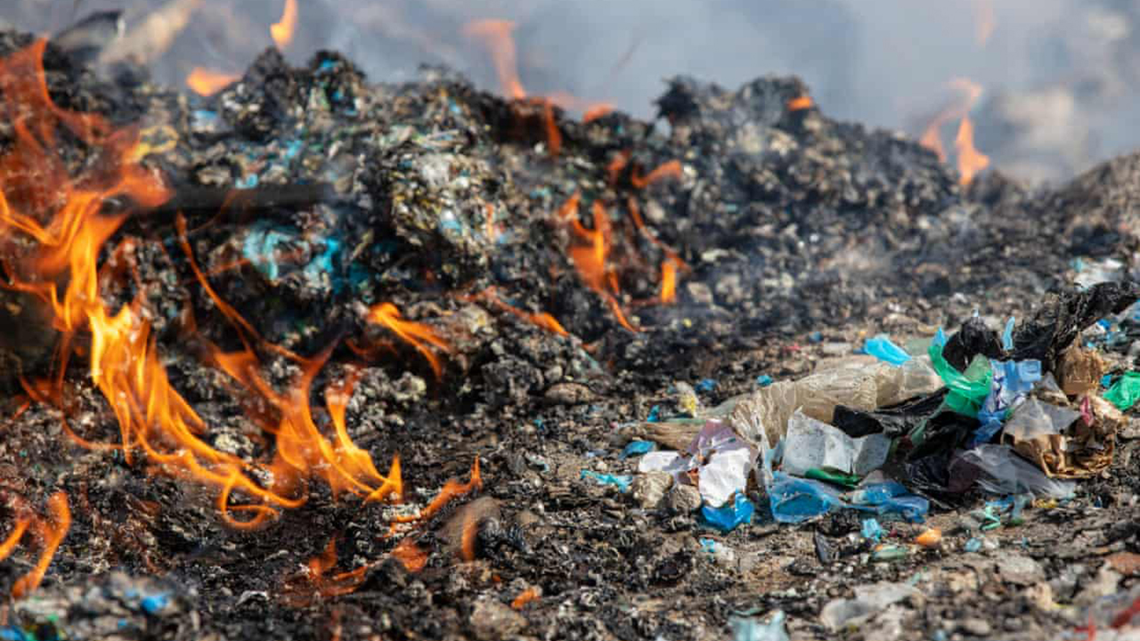 Los plásticos de Reino Unido enviados para su reciclaje en Turquía se tiran y se queman: Greenpeace