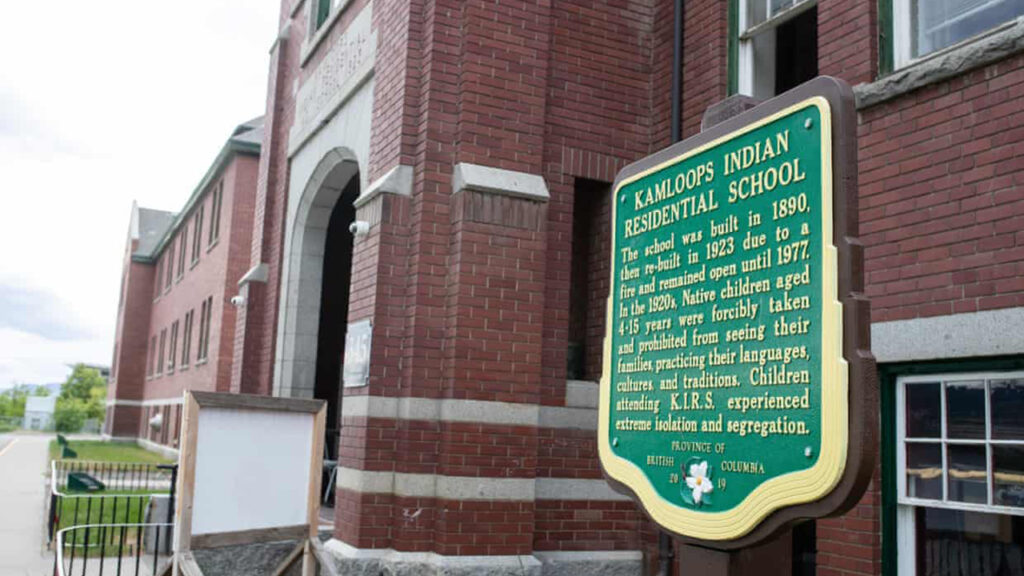 Canadá: encuentran los restos de 215 niños en la residencia de una escuela indígena