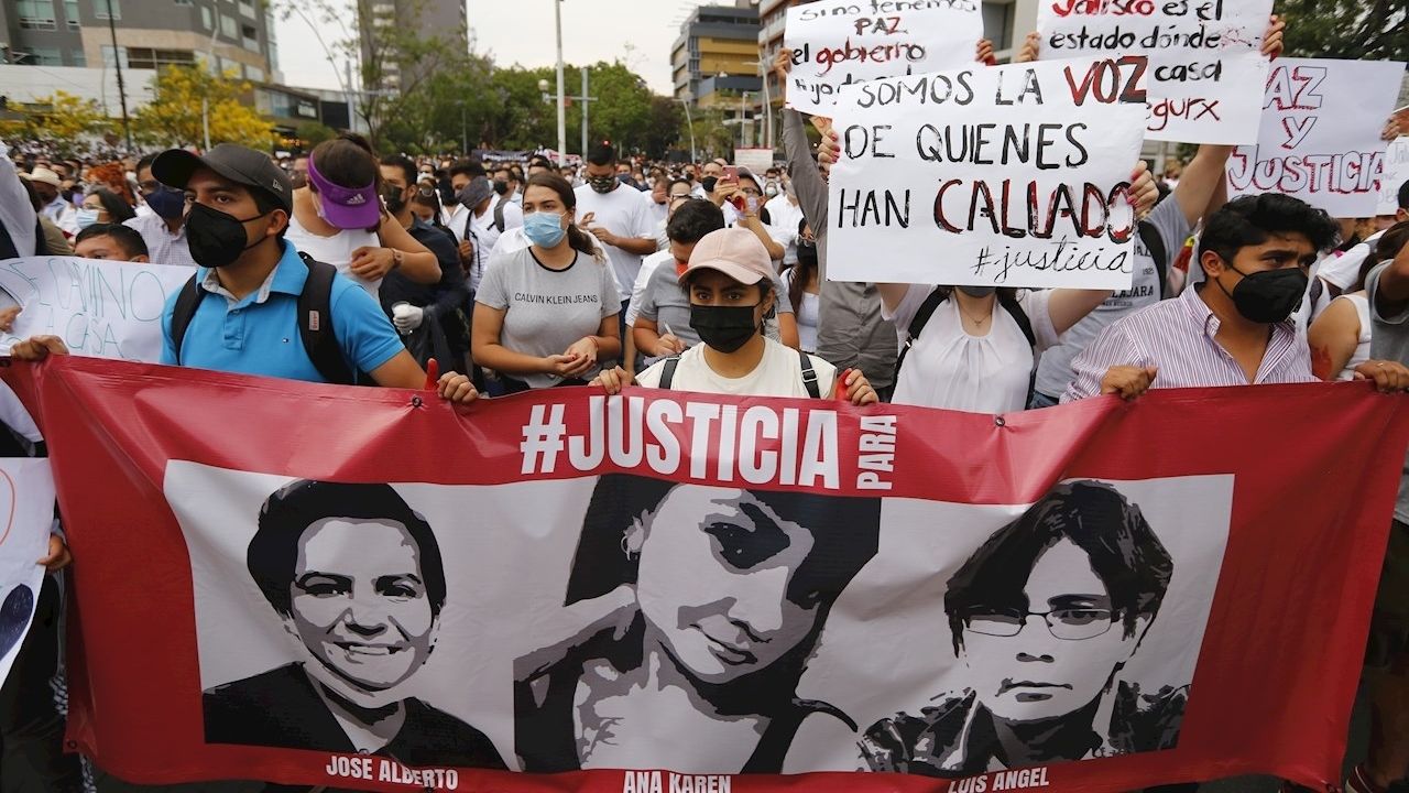 Jóvenes marchan para exigir justicia por el asesinato de tres hermanos en Guadalajara