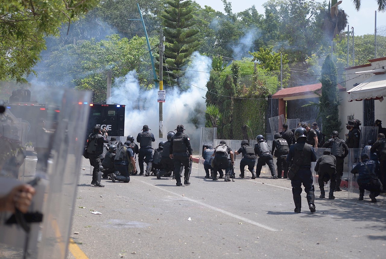Normalistas de Mactumactzá y policías se enfrentan en Chiapas