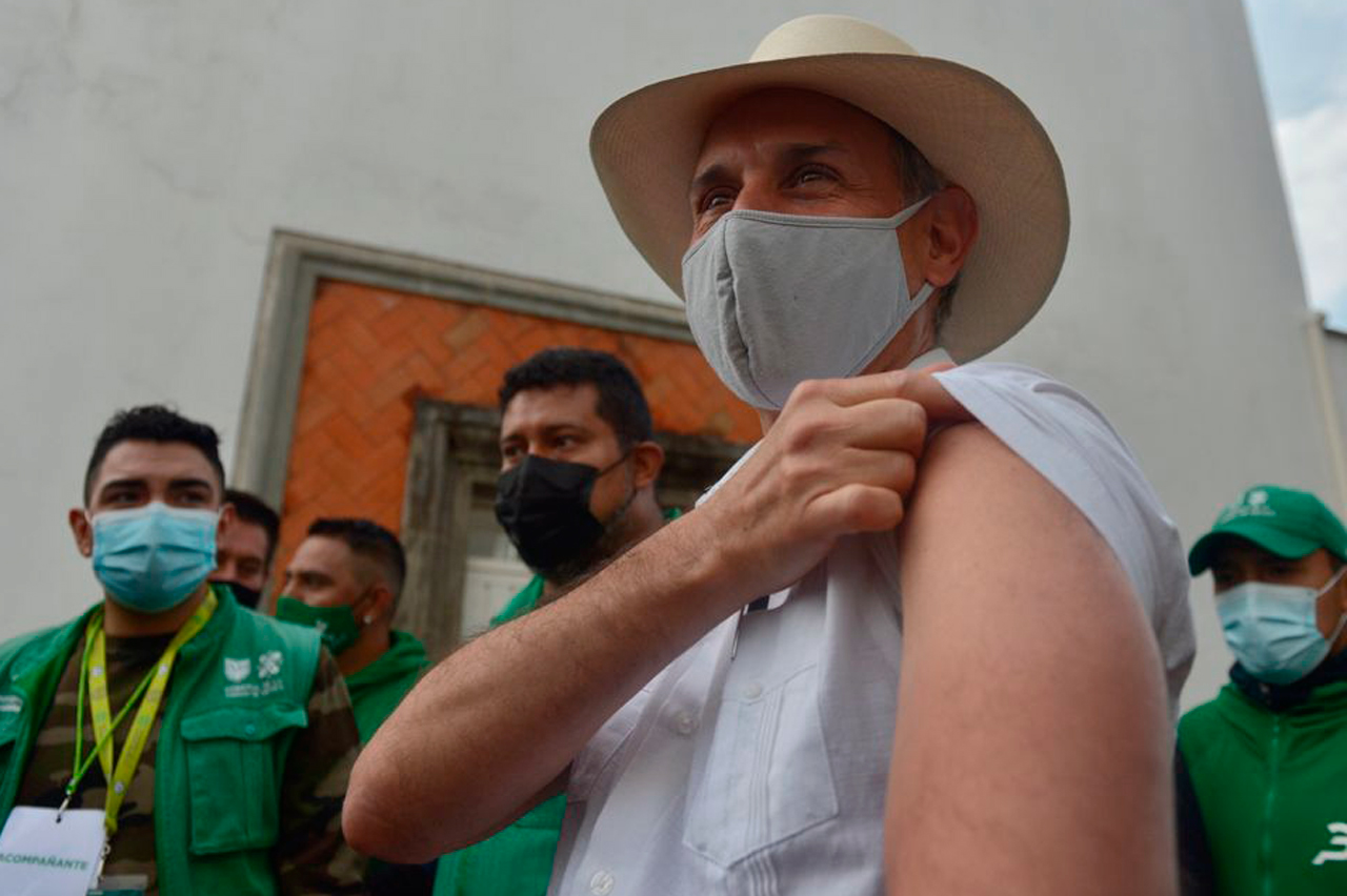 López-Gatell se vacuna contra Covid-19 tres meses después de contraer la enfermedad