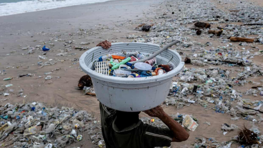 Veinte empresas producen el 55% de los residuos plásticos del mundo, revela informe