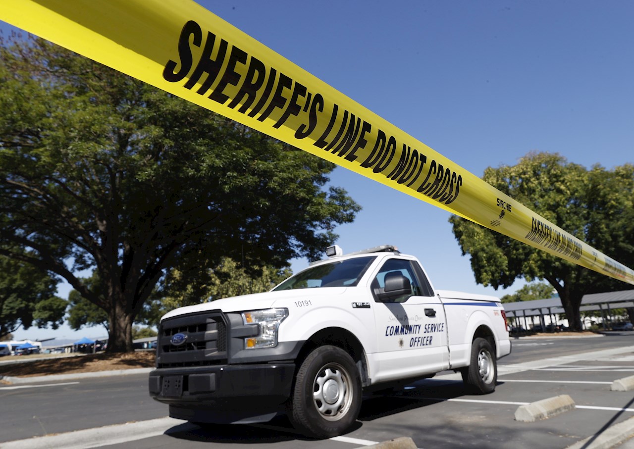 Tiroteo en California deja al menos nueve muertos, el atacante entre ellos