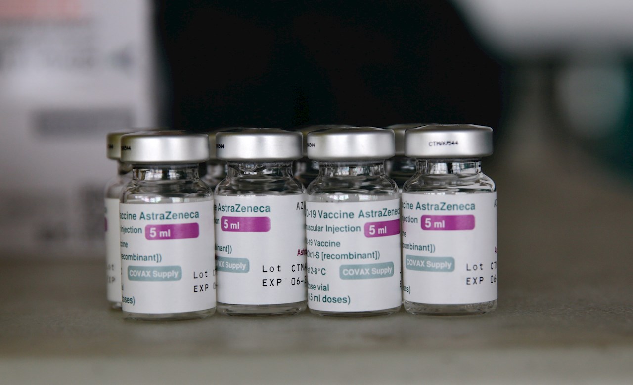 Combinar vacunas AstraZeneca y espaciarlas más mejora su eficacia, afirma Oxford