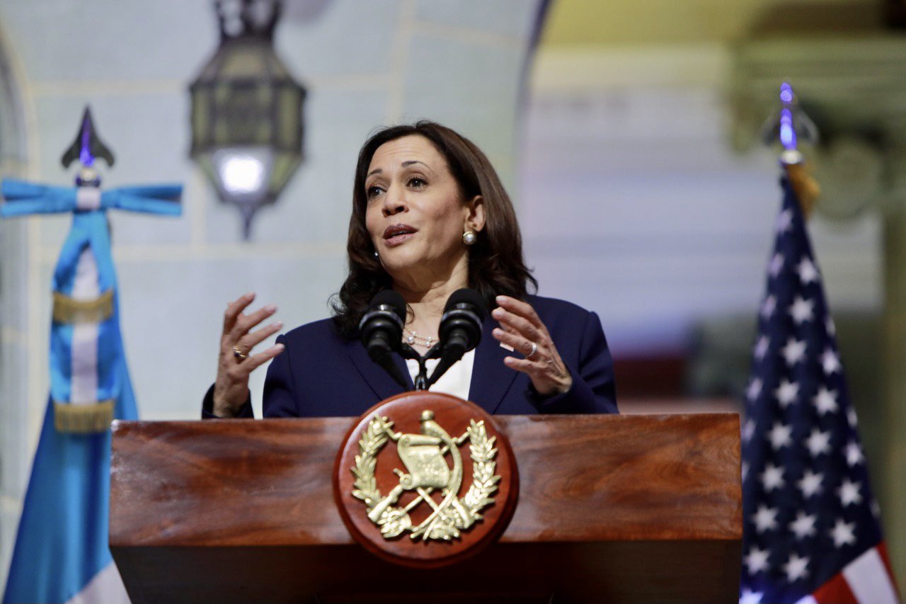 La demócrata Alexandra Ocasio-Cortez condena a Kamala Harris por decir a los migrantes guatemaltecos que no vayan a EU