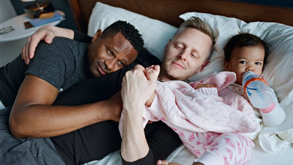 Papá y papá: un viaje a la paternidad gay en fotografías