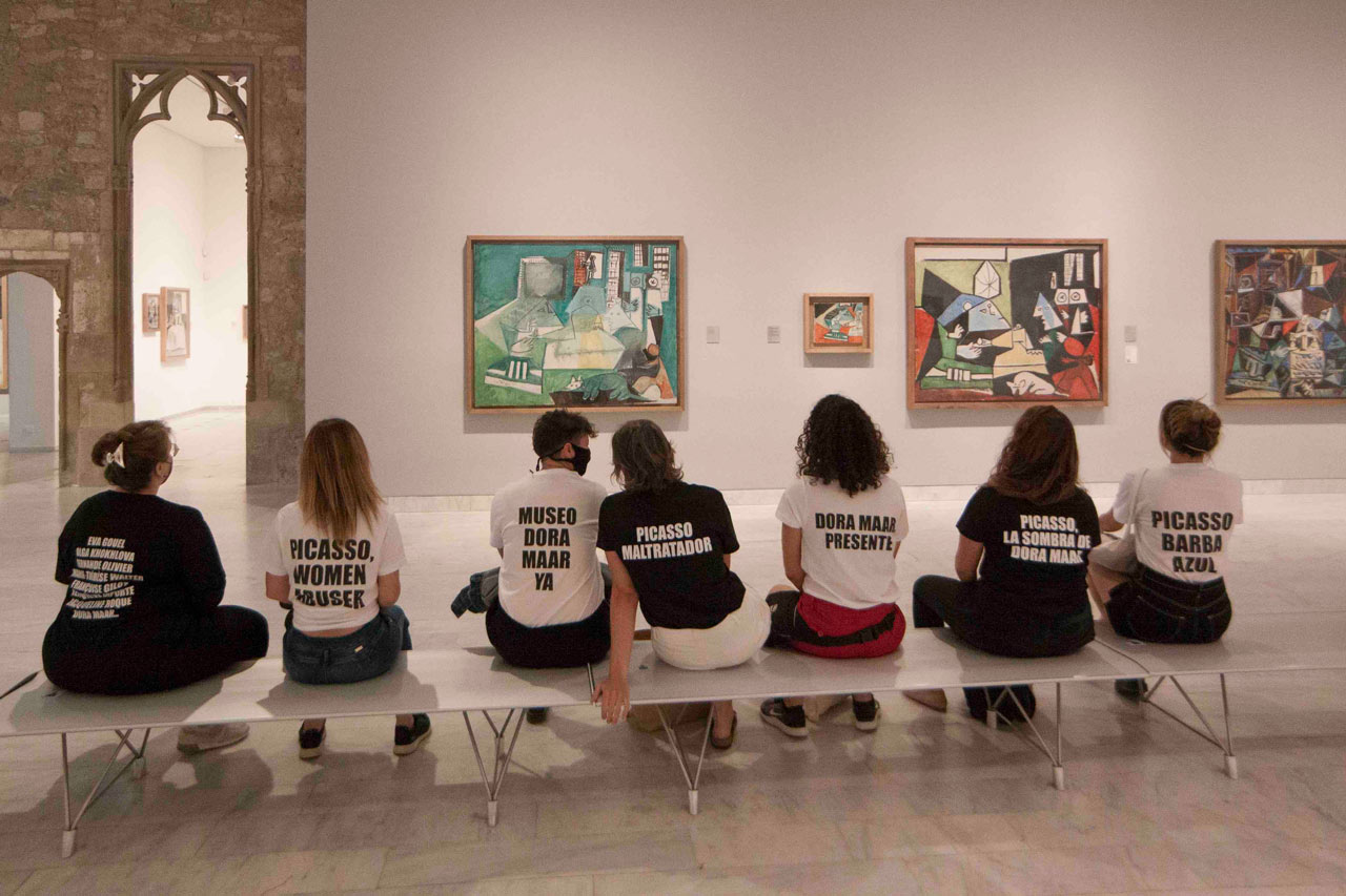 Artista que protestó en el Museo Picasso pierde su obra y es víctima de acoso
