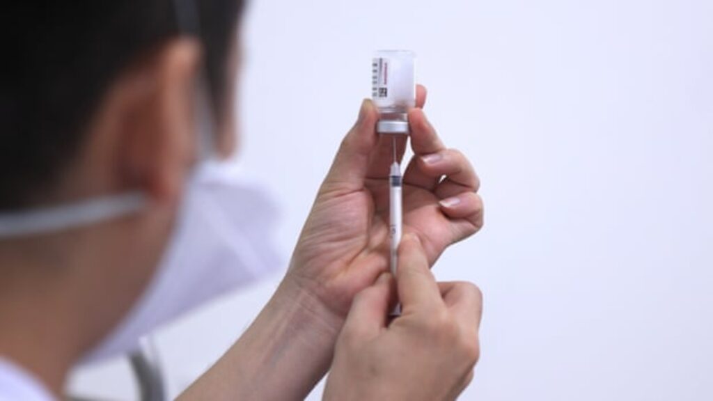 Mezclar vacunas de Covid proporciona una fuerte respuesta inmune, según un estudio