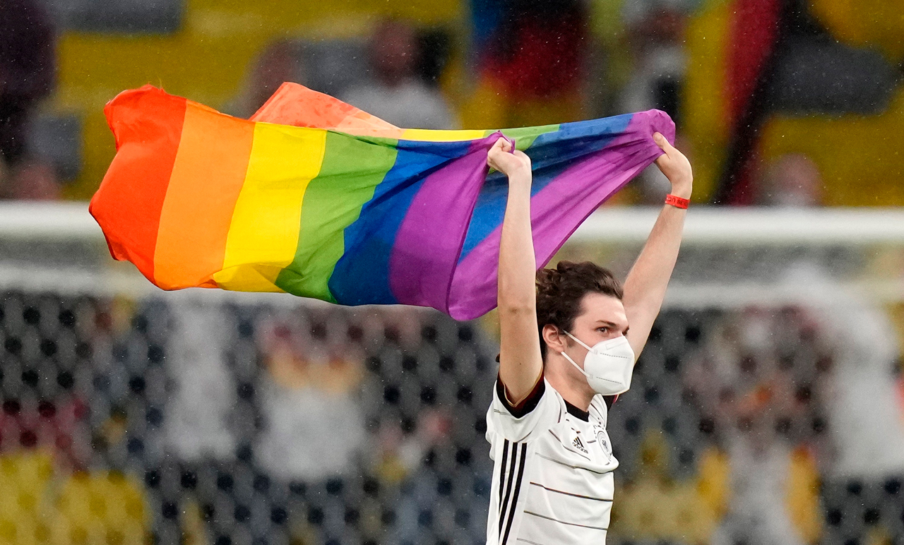 Un espontáneo protesta contra la homofobia en el Allianz Arena