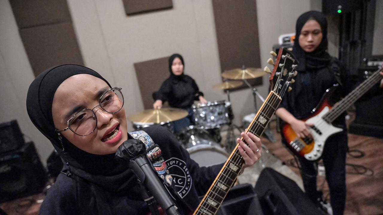 El heavy metal, la válvula de escape de tres jóvenes indonesias