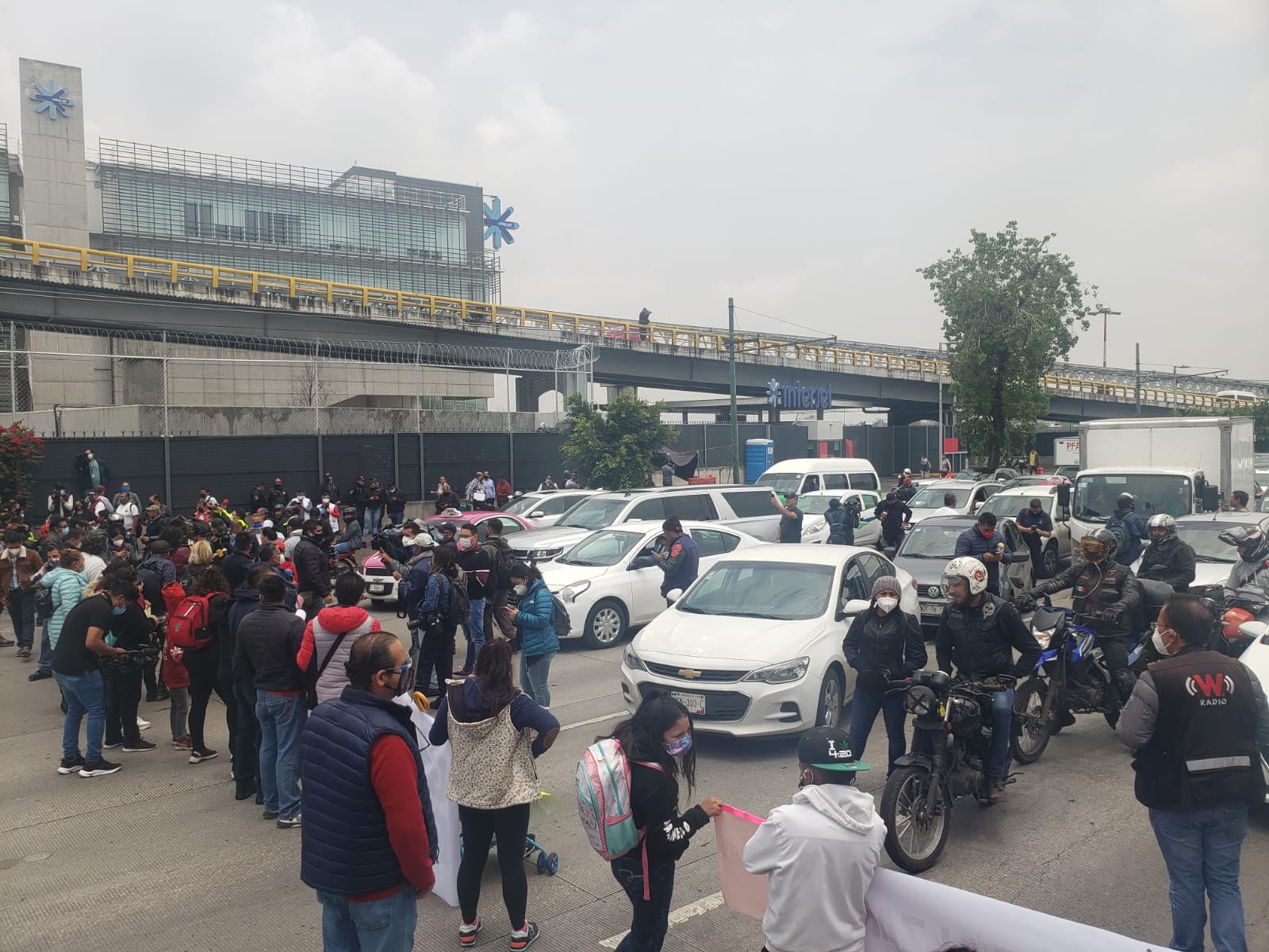 Padres de niños con cáncer levantan bloqueo en el aeropuerto, tras 8 horas de protesta