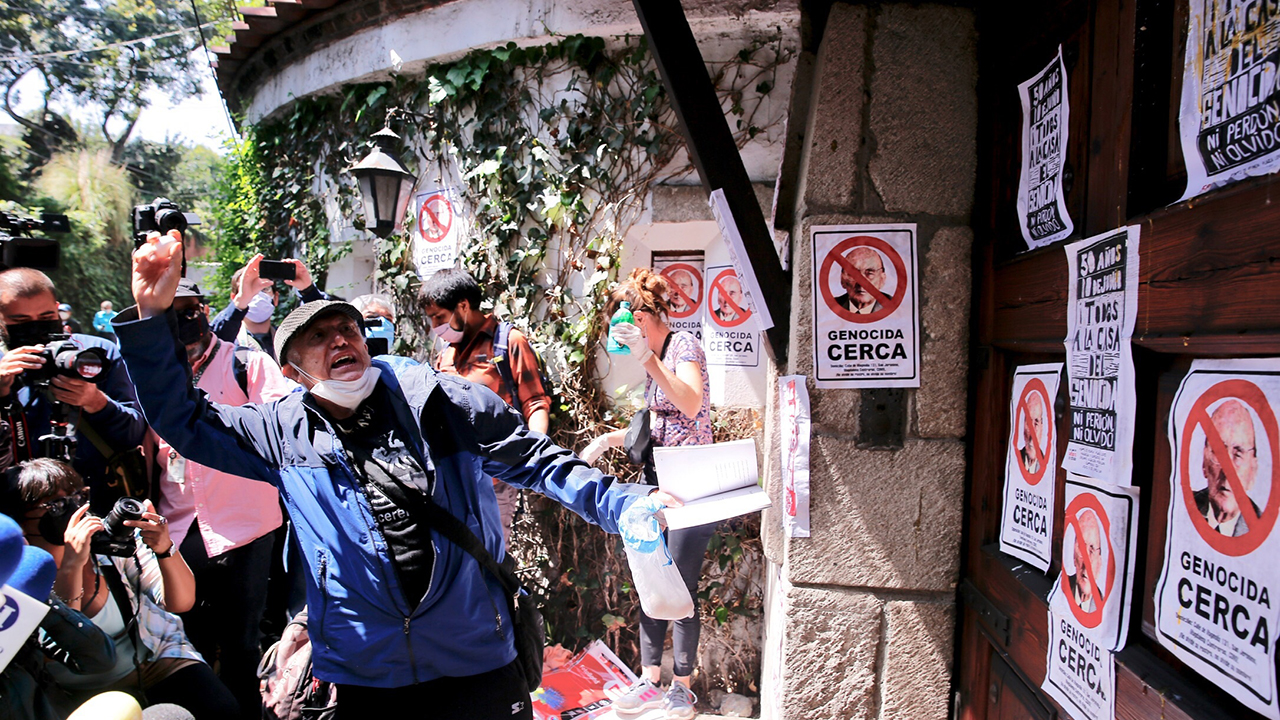 Ciudadanos protestan, con huevos y pintas, en casa de Luis Echeverría por el “halconazo”