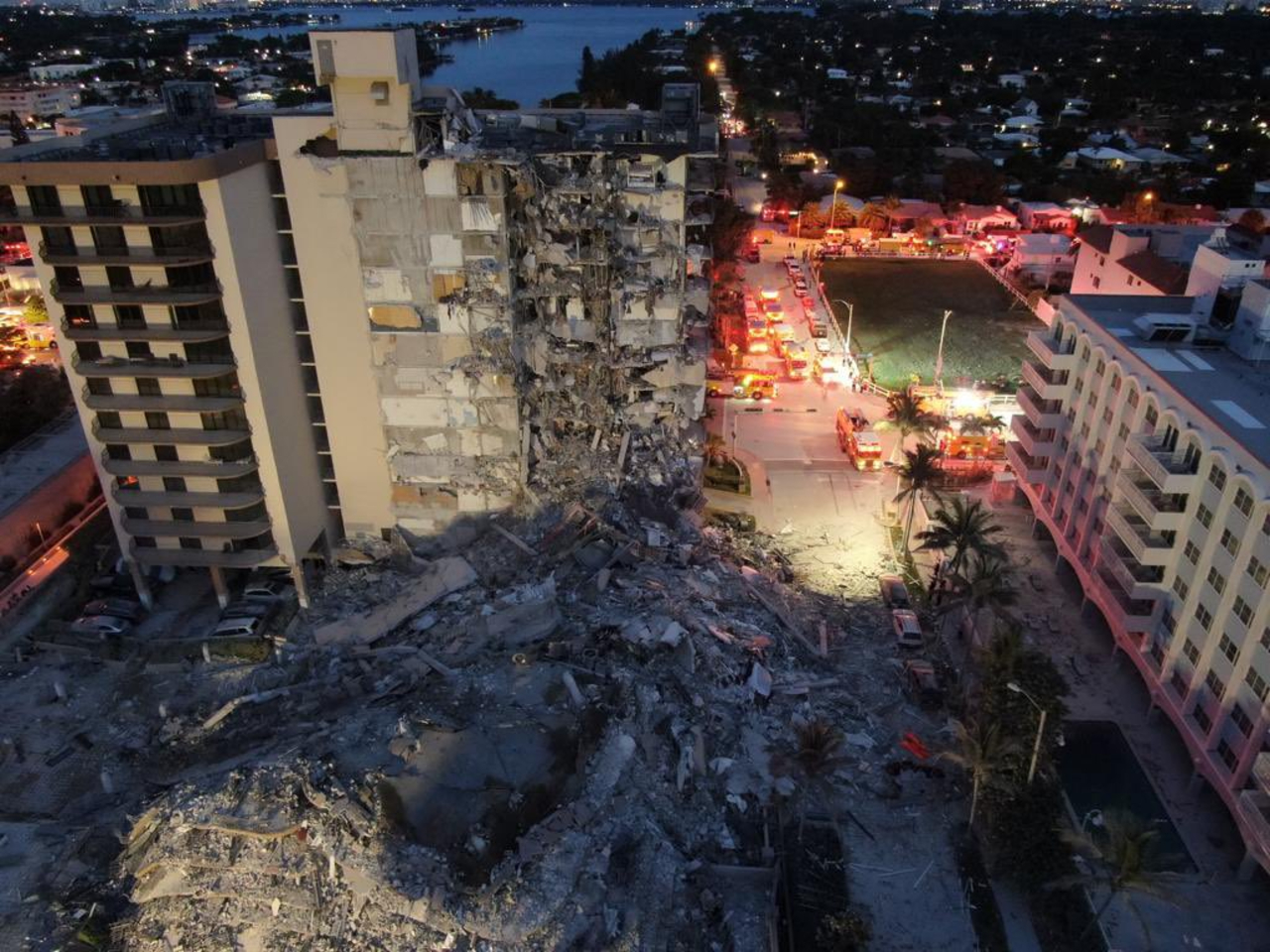Un edificio colapsa en Miami; hay al menos una persona muerta