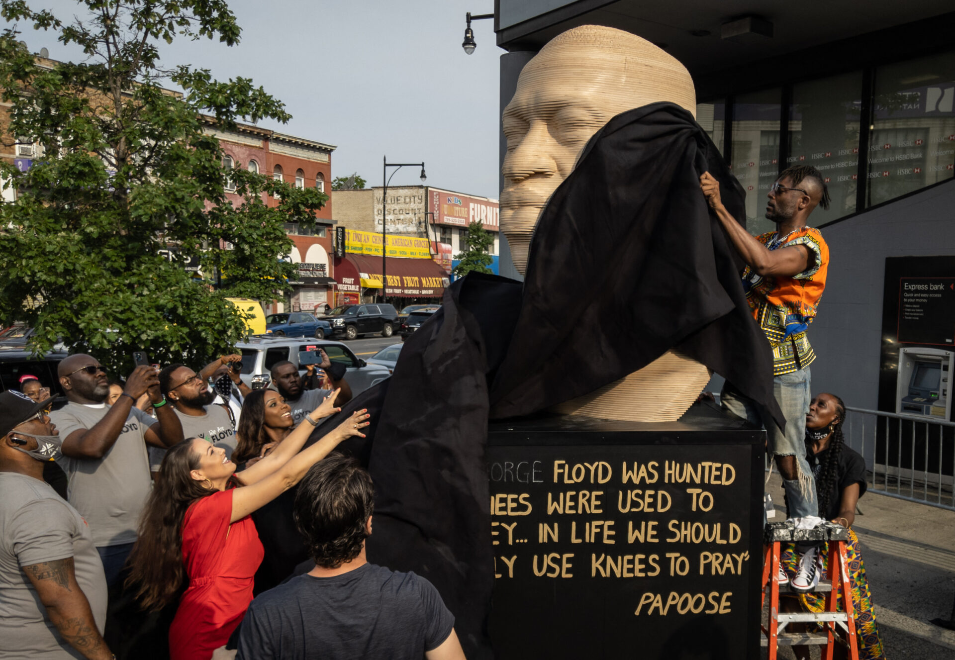 Develan busto de George Floyd ante aniversario del fin de la esclavitud