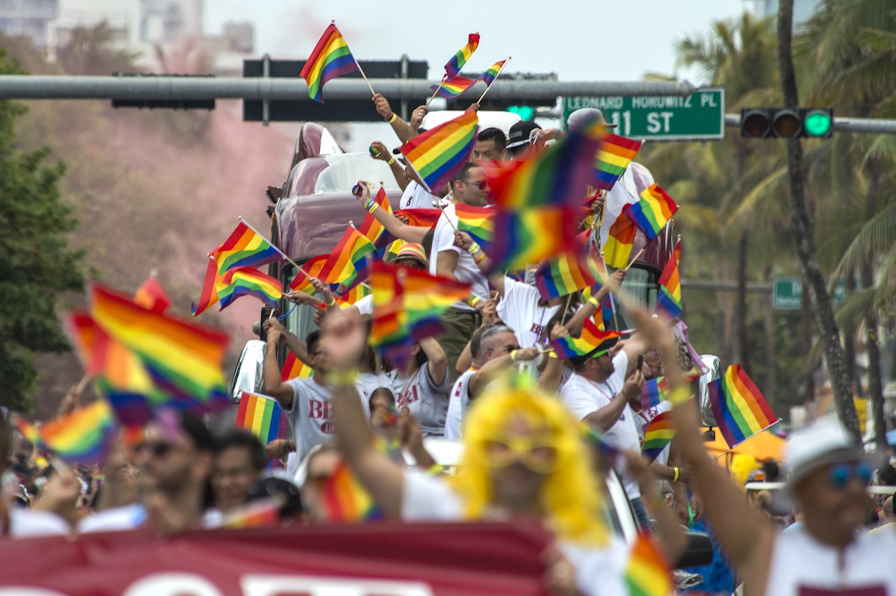 Camioneta arrolla a participantes de la marcha LGBTQ+ en Florida; hay un muerto