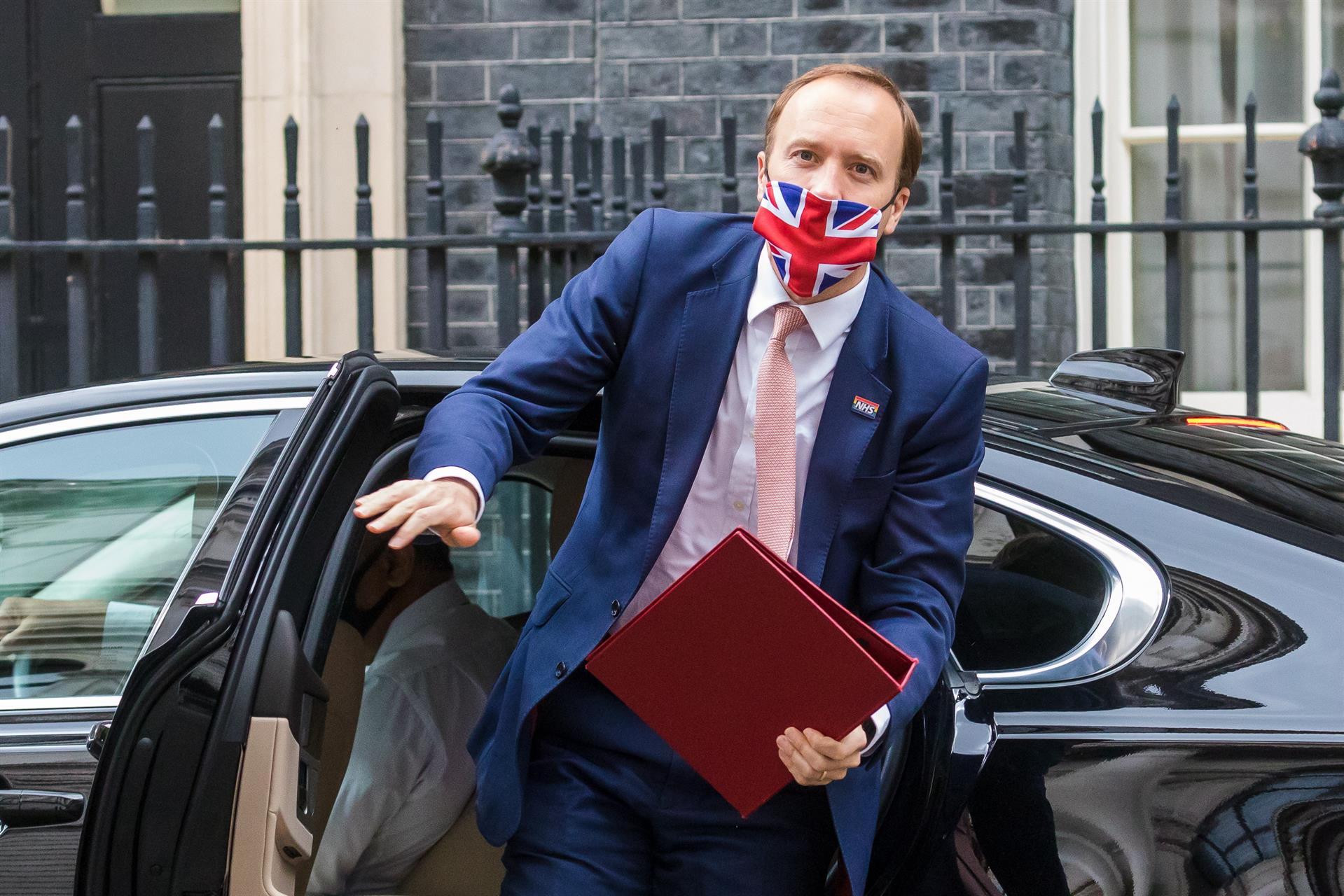 Por fotos violando reglas anti Covid-19, renuncia ministro de salud británico