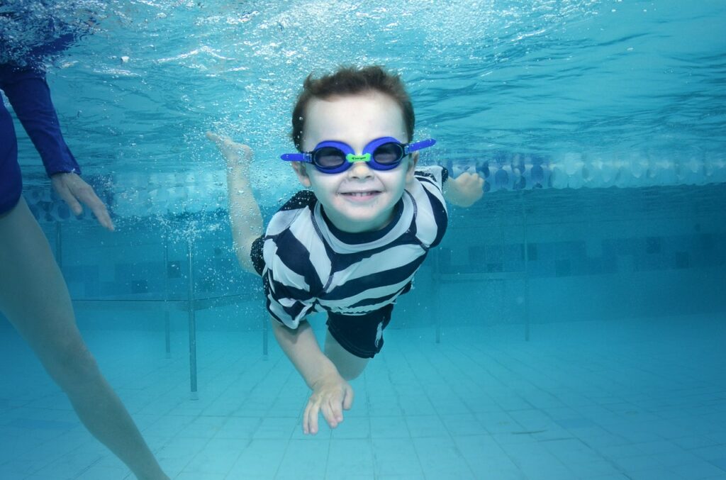 Conoce los beneficios de la natación en los pequeños de la casa