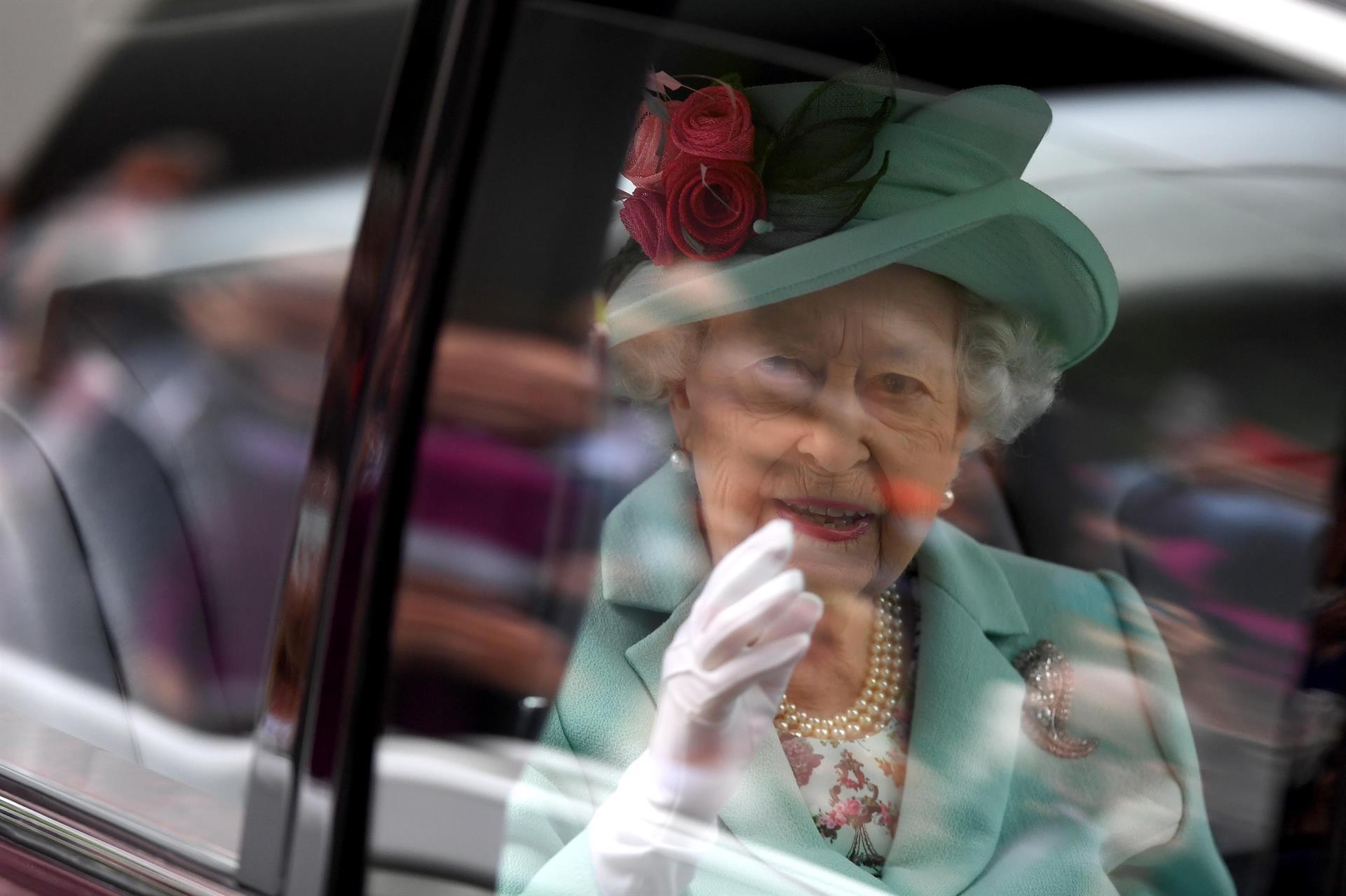 La reina Isabel II asiste a carrera de caballos después de dos años