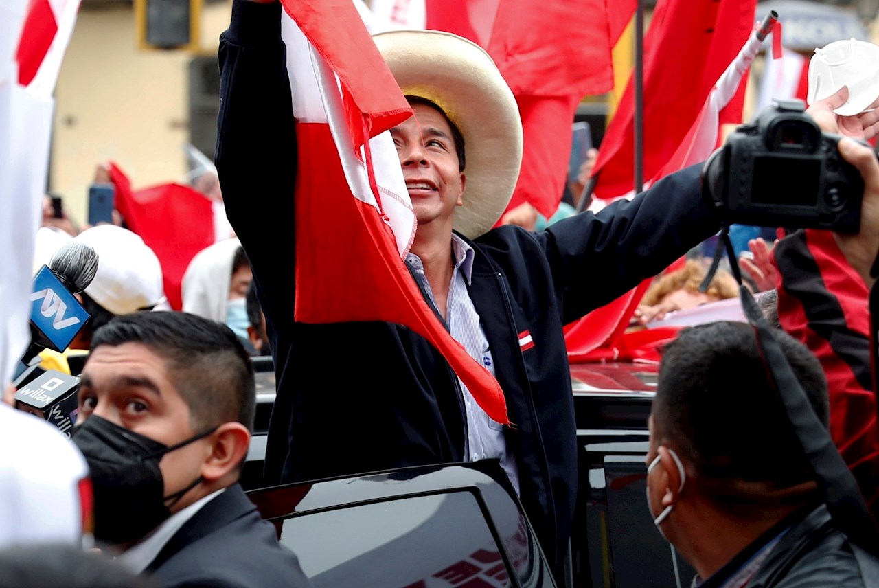 Pedro Castillo lidera la elección de Perú, con el 100% de actas procesadas