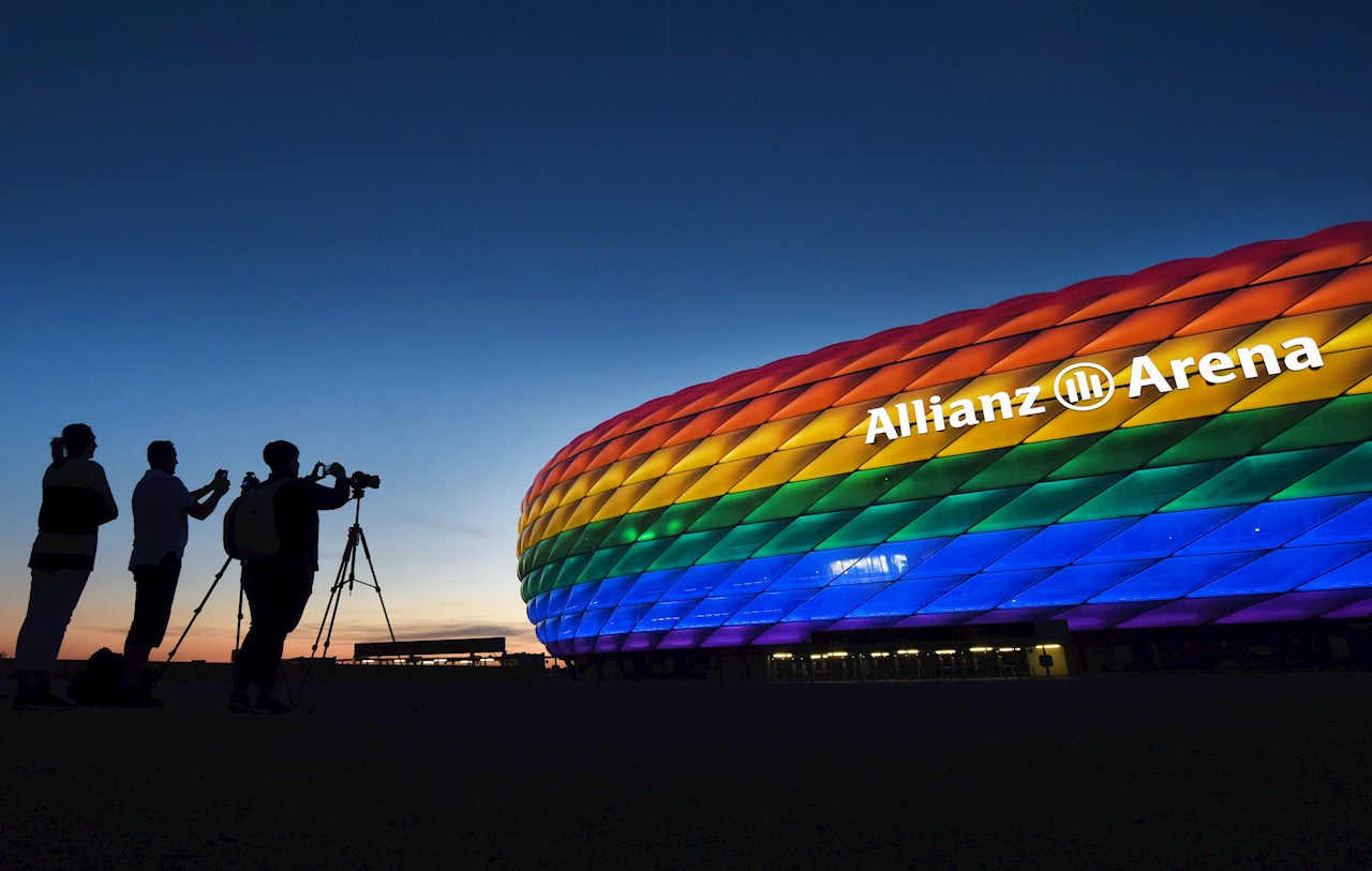 Tarjeta roja a la UEFA por oponerse a la protesta LGBT+ del Allianz Arena