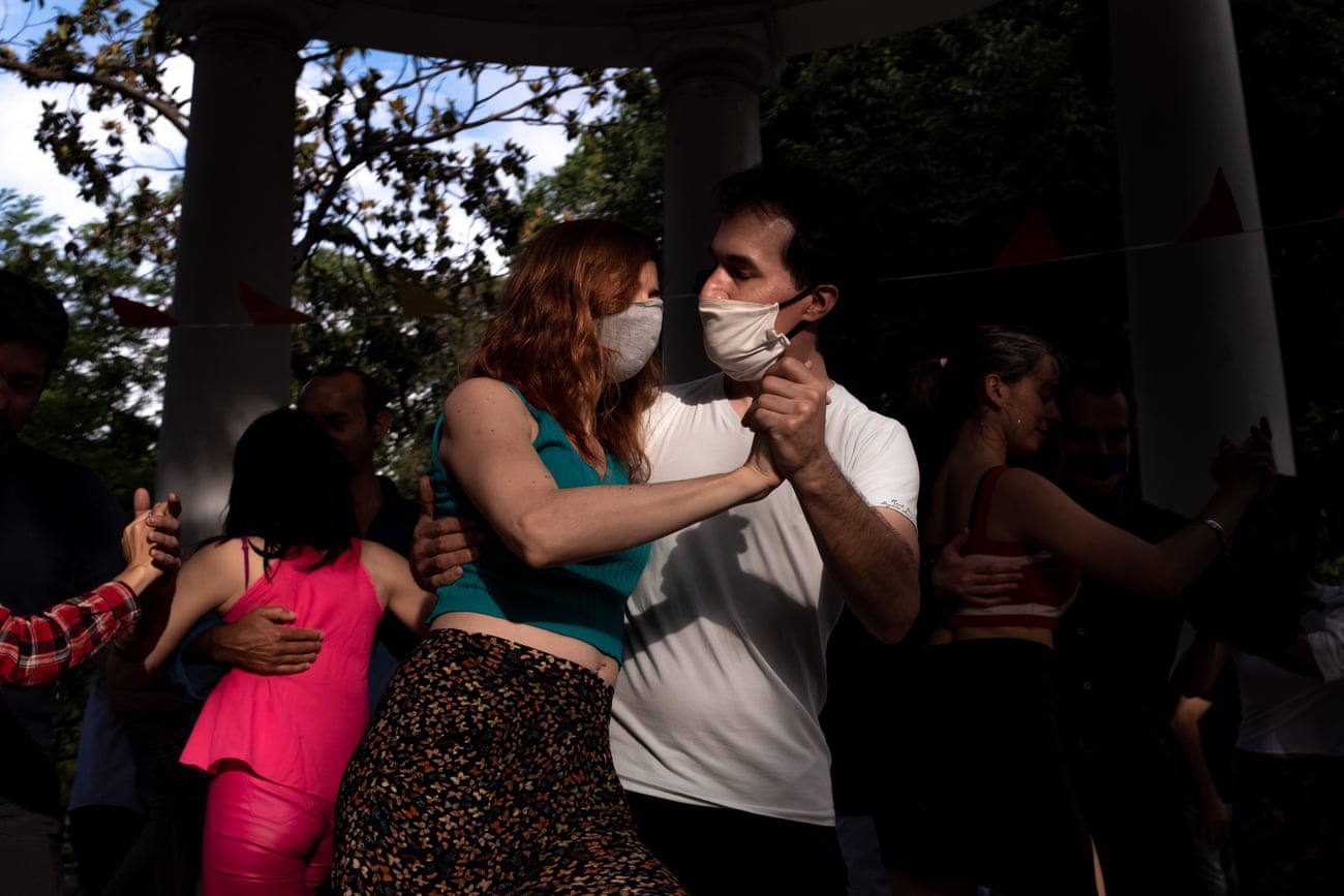 Mejilla con mejilla: Así mantienen vivo el tango durante la pandemia en Buenos Aires