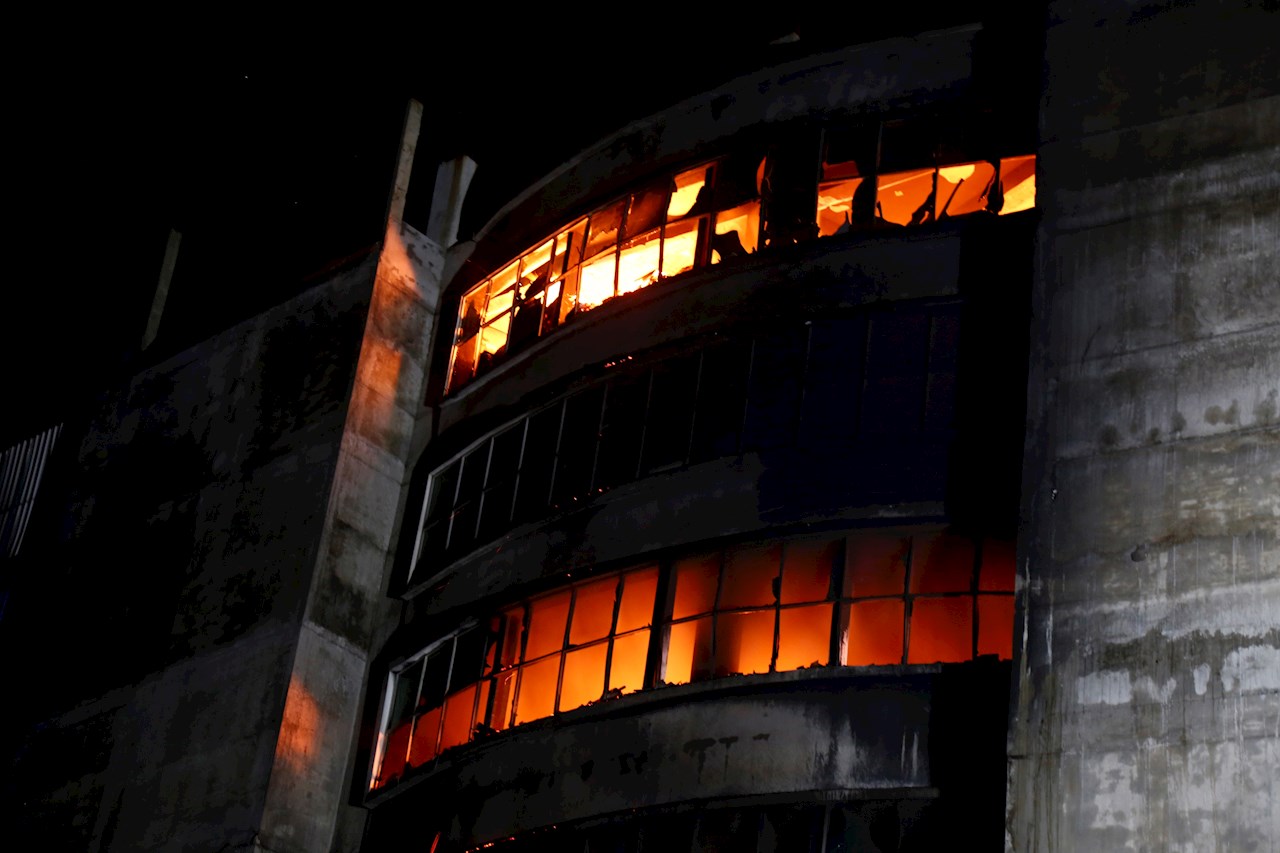 Detienen en Bangladesh al dueño de la fábrica incendiada que dejó 52 muertos