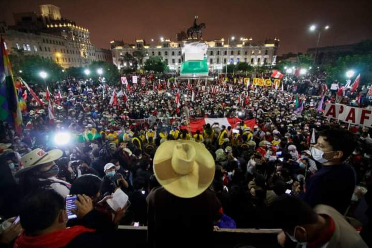 Perú vive en incertidumbre a un mes sin presidente