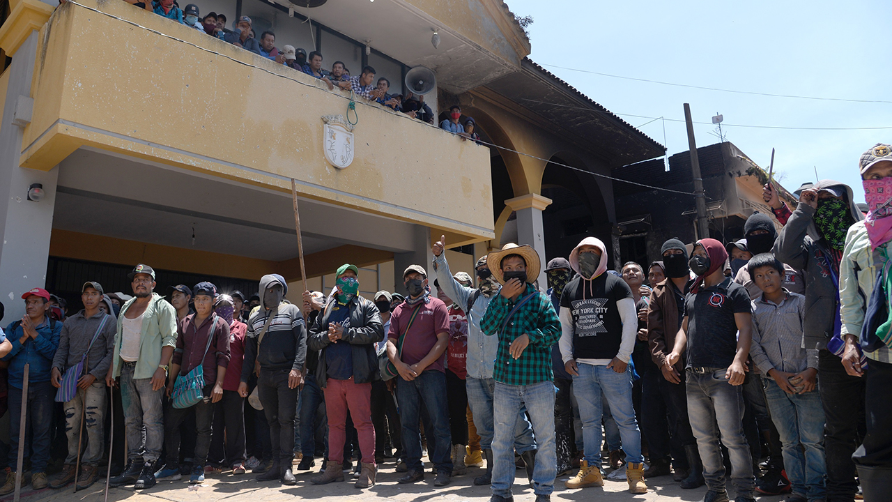 Habitantes y autodefensa de Pantelhó, buscan a sicarios y toman el Ayuntamiento