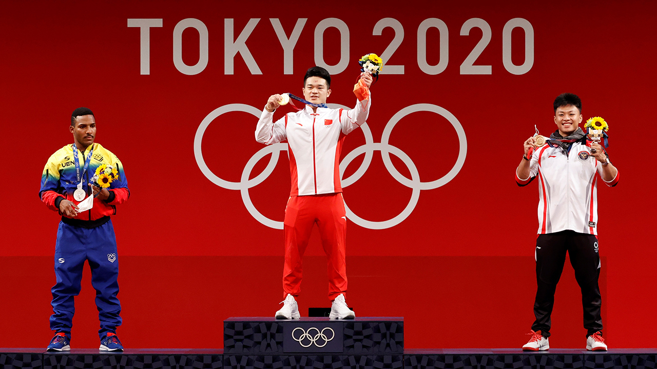 Tokio 2020. China se lleva el oro en halterofilia -73 kg y marca récord mundial