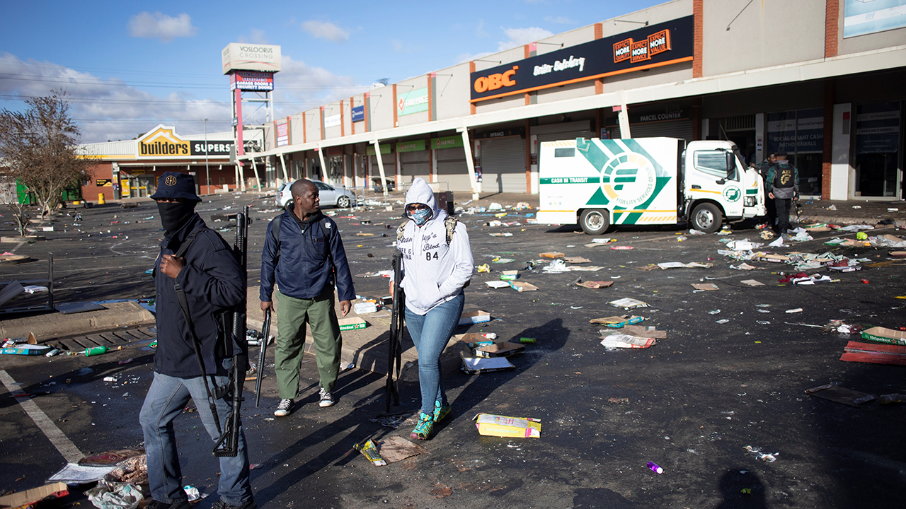 Disturbios y saqueos en Sudáfrica dejan 212  muertos y 2,554 detenidos