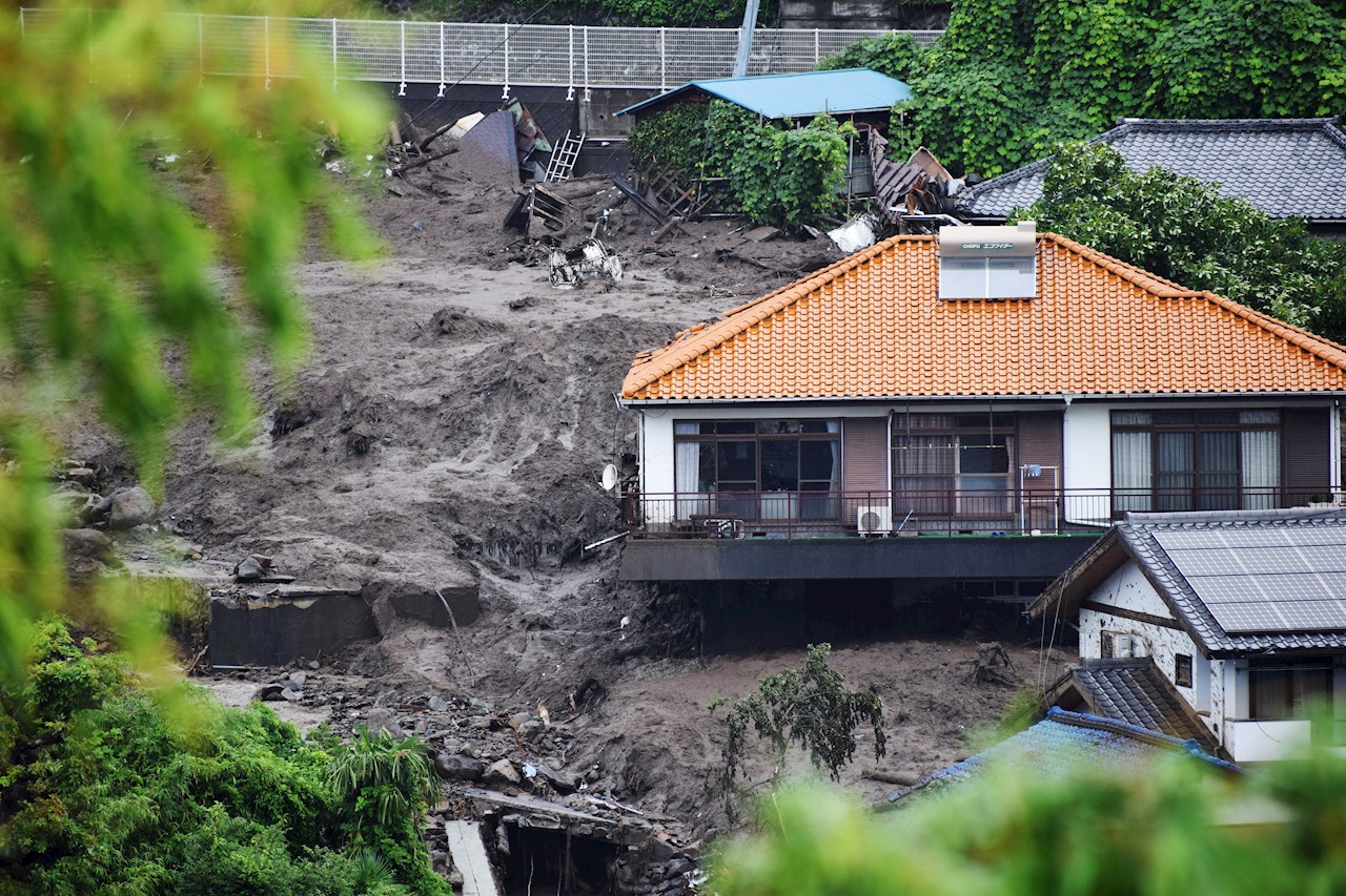 Japón busca a 20 personas desaparecidas tras el alud en Atami