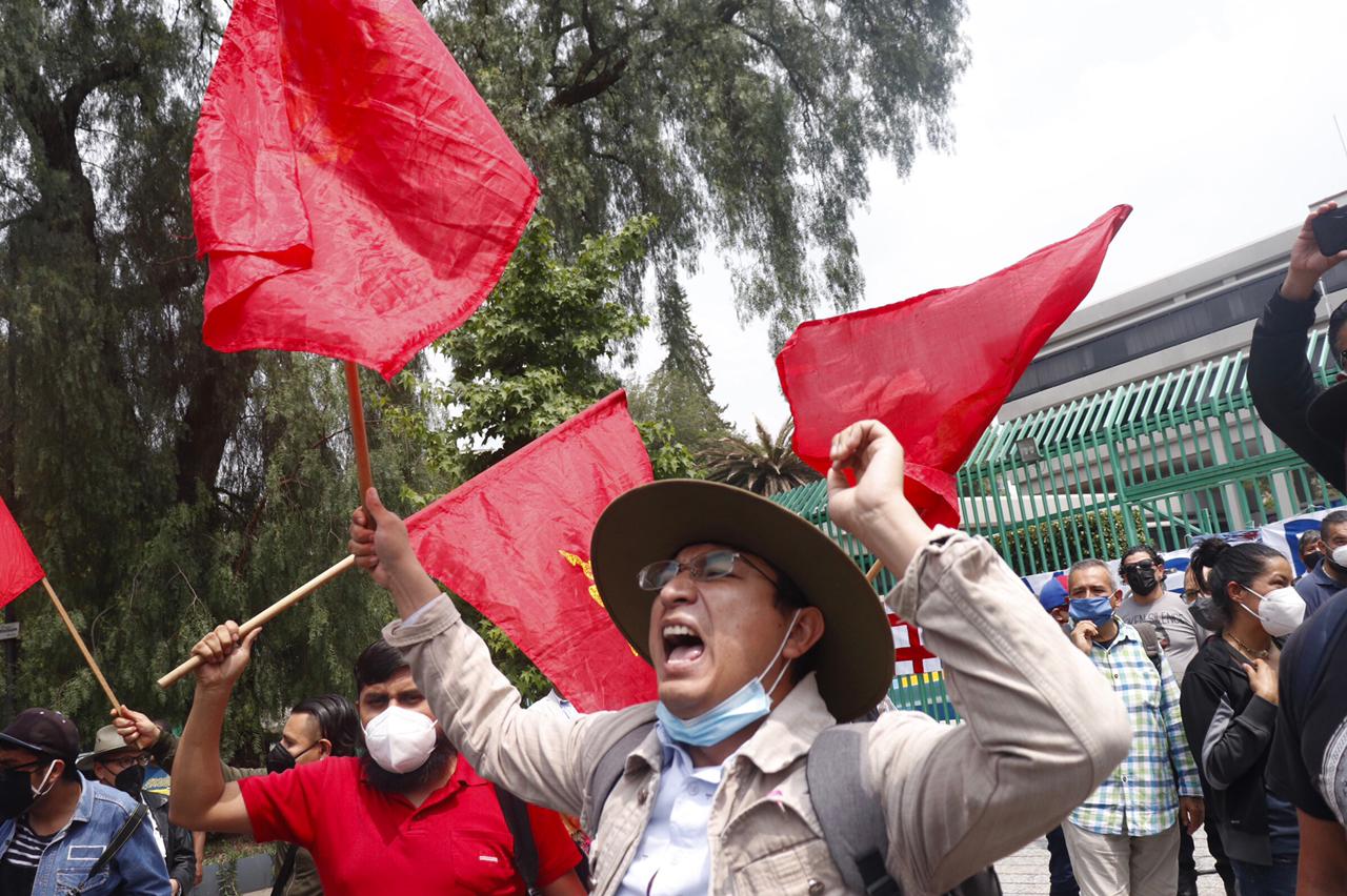 Simpatizantes muestran su apoyo a Cuba en la Embajada en México